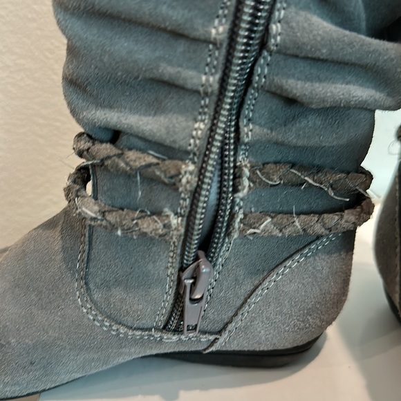 KENNETH Cole Reaction Grey Suede Boots size 8.5Y - Picture 4 of 7